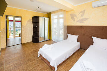 двухкомнатный  люкс  с  двумя  балконами в Гостинице Белый лев