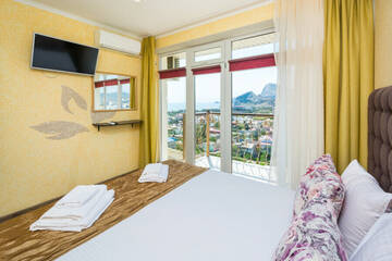 двухкомнатный люкс с балконом в Гостинице Белый лев