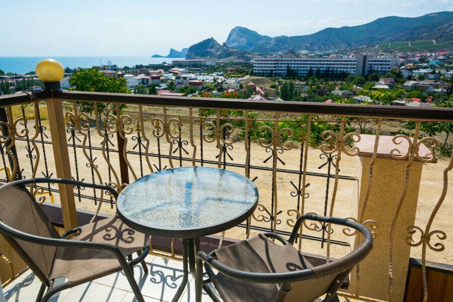 Фотографии номера двухкомнатный люкс с балконом в Гостинице Белый лев Судак