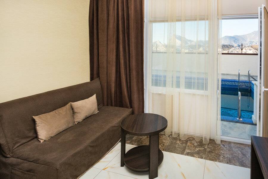 Фотографии номера двухкомнатный люкс с балконом в Гостинице Белый лев Судак