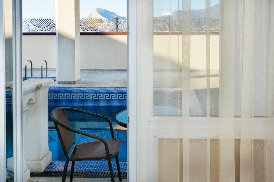 Фотографии номера двухкомнатный люкс с балконом в Гостинице Белый лев Судак