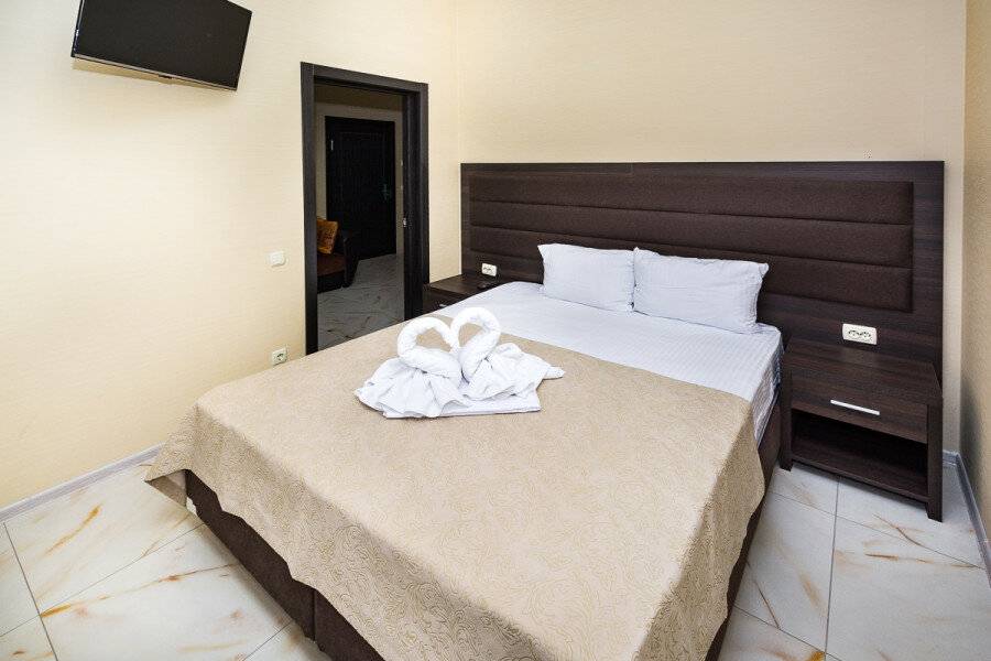 Фотографии номера апартаменты с двумя спальнями  и  балконом на море в Гостинице Белый лев Судак