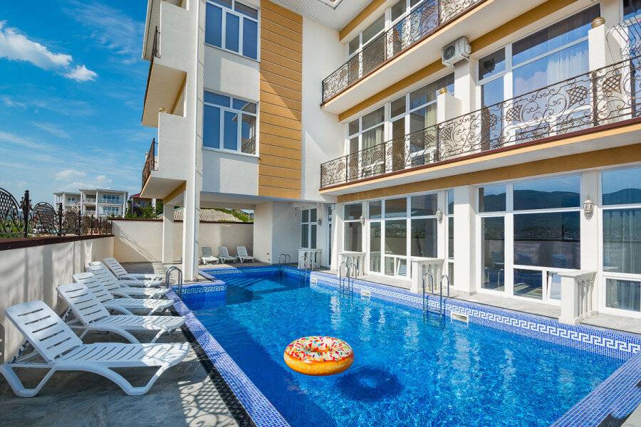 Фотографии номера апартаменты с двумя спальнями  и  балконом на море в Гостинице Белый лев Судак