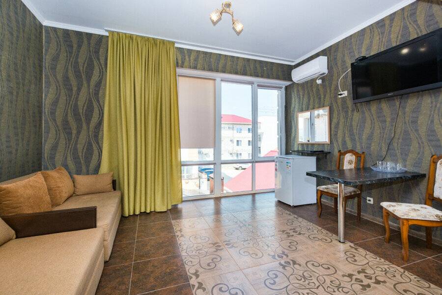 Фотографии номера двухкомнатный люкс   без   балкона в Гостинице Белый лев Судак