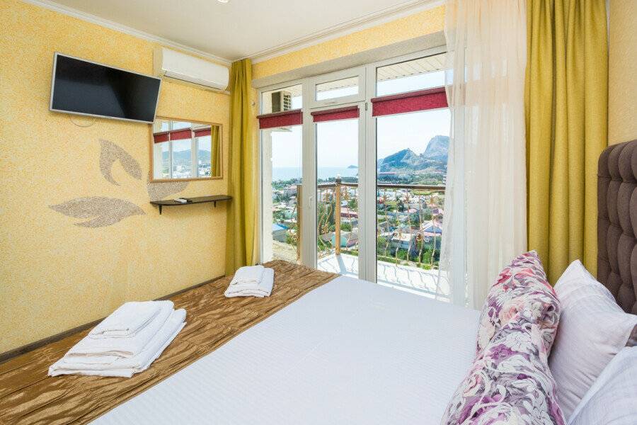 Фотографии номера двухкомнатный  люкс  с  двумя  балконами в Гостинице Белый лев Судак