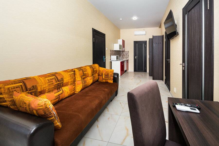 Фотографии номера апартаменты с двумя спальнями  и  балконом на море в Гостинице Белый лев Судак