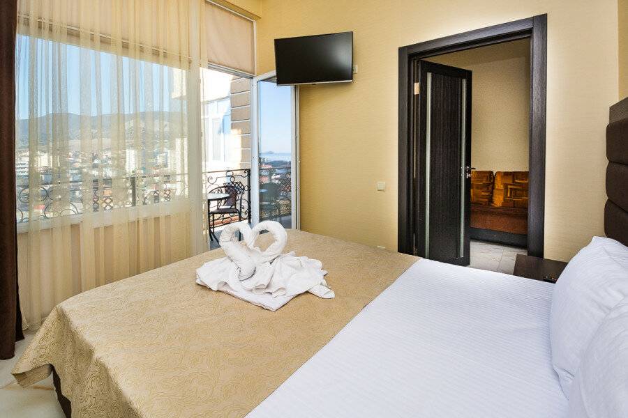 Фотографии номера апартаменты с двумя спальнями  и  балконом на море в Гостинице Белый лев Судак