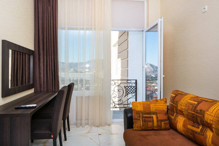 Фотографии номера апартаменты с двумя спальнями  и  балконом на море в Гостинице Белый лев Судак