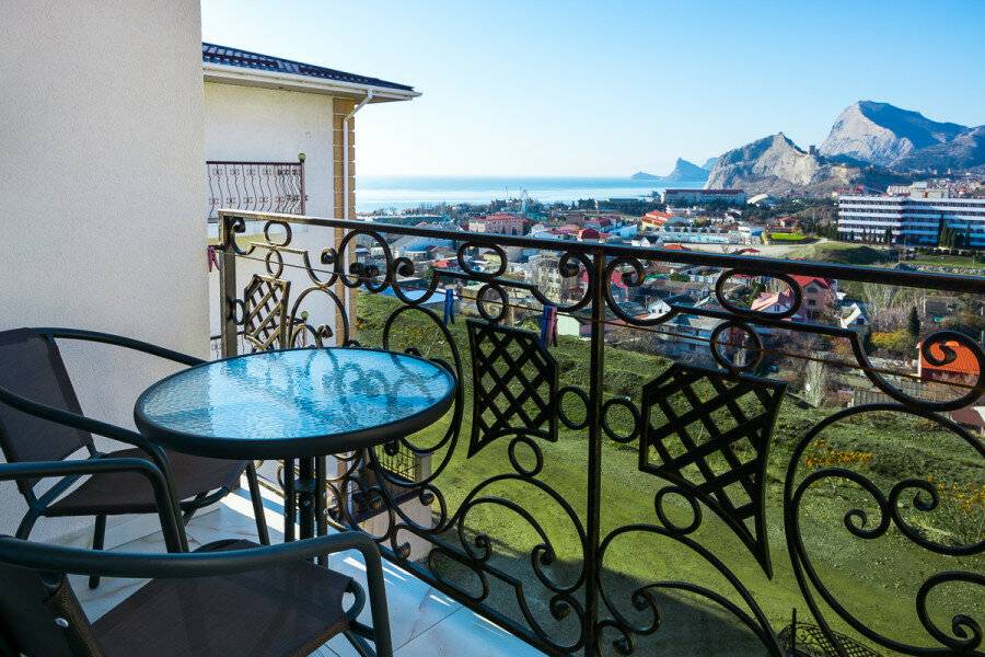 Фотографии номера двухкомнатный люкс с балконом в Гостинице Белый лев Судак