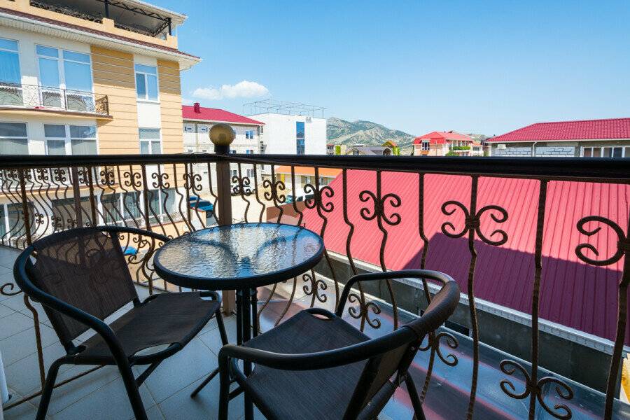 Фотографии номера двухкомнатный люкс с балконом в Гостинице Белый лев Судак