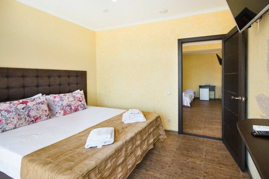 Фотографии номера двухкомнатный  люкс  с  двумя  балконами в Гостинице Белый лев Судак