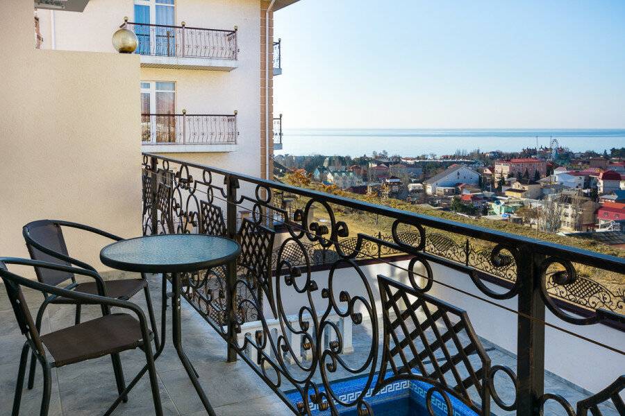 Фотографии номера апартаменты с двумя спальнями  и  балконом на море в Гостинице Белый лев Судак