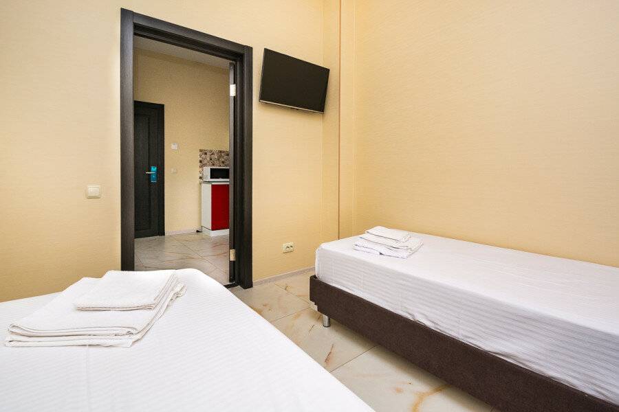 Фотографии номера апартаменты с двумя спальнями  и  балконом на море в Гостинице Белый лев Судак