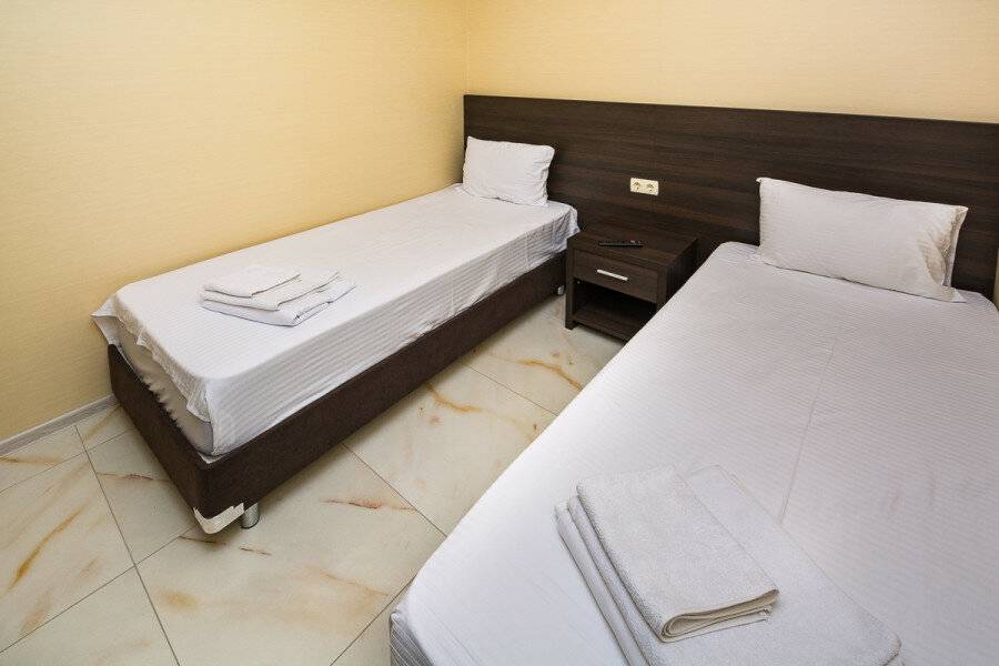 Фотографии номера апартаменты с двумя спальнями  и  балконом на море в Гостинице Белый лев Судак