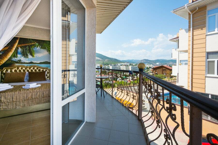 Фотографии номера двухкомнатный люкс с балконом в Гостинице Белый лев Судак