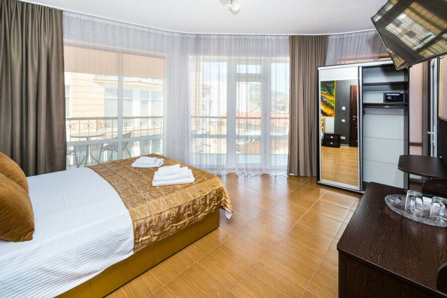 Фотографии номера двухкомнатный люкс с балконом в Гостинице Белый лев Судак